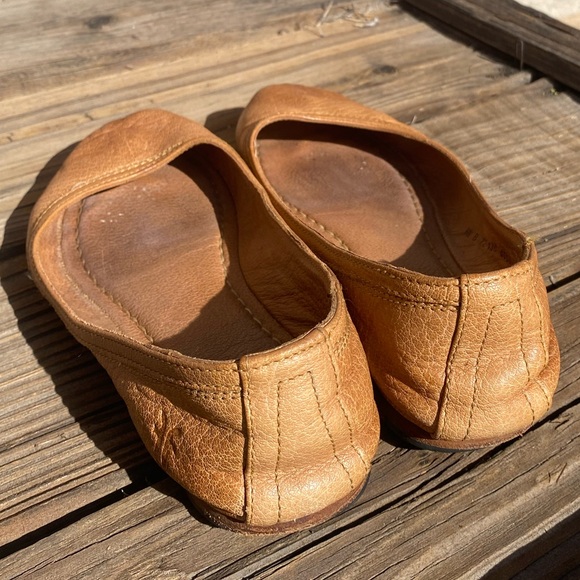 Frye Carson Ballet Flats | Women’s 6.5 B | Distressed Leather Slip-On Shoes - Picture 5 of 16